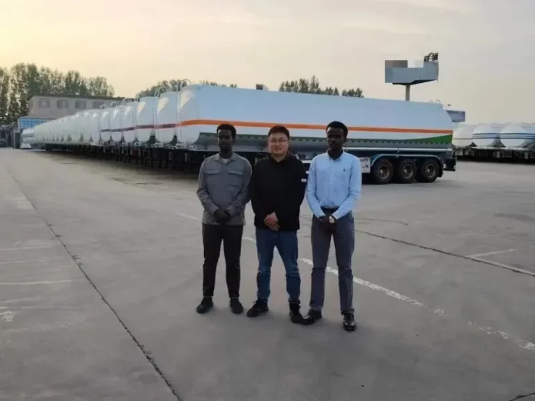Kunden aus dem Kongo besuchen die Fabrik