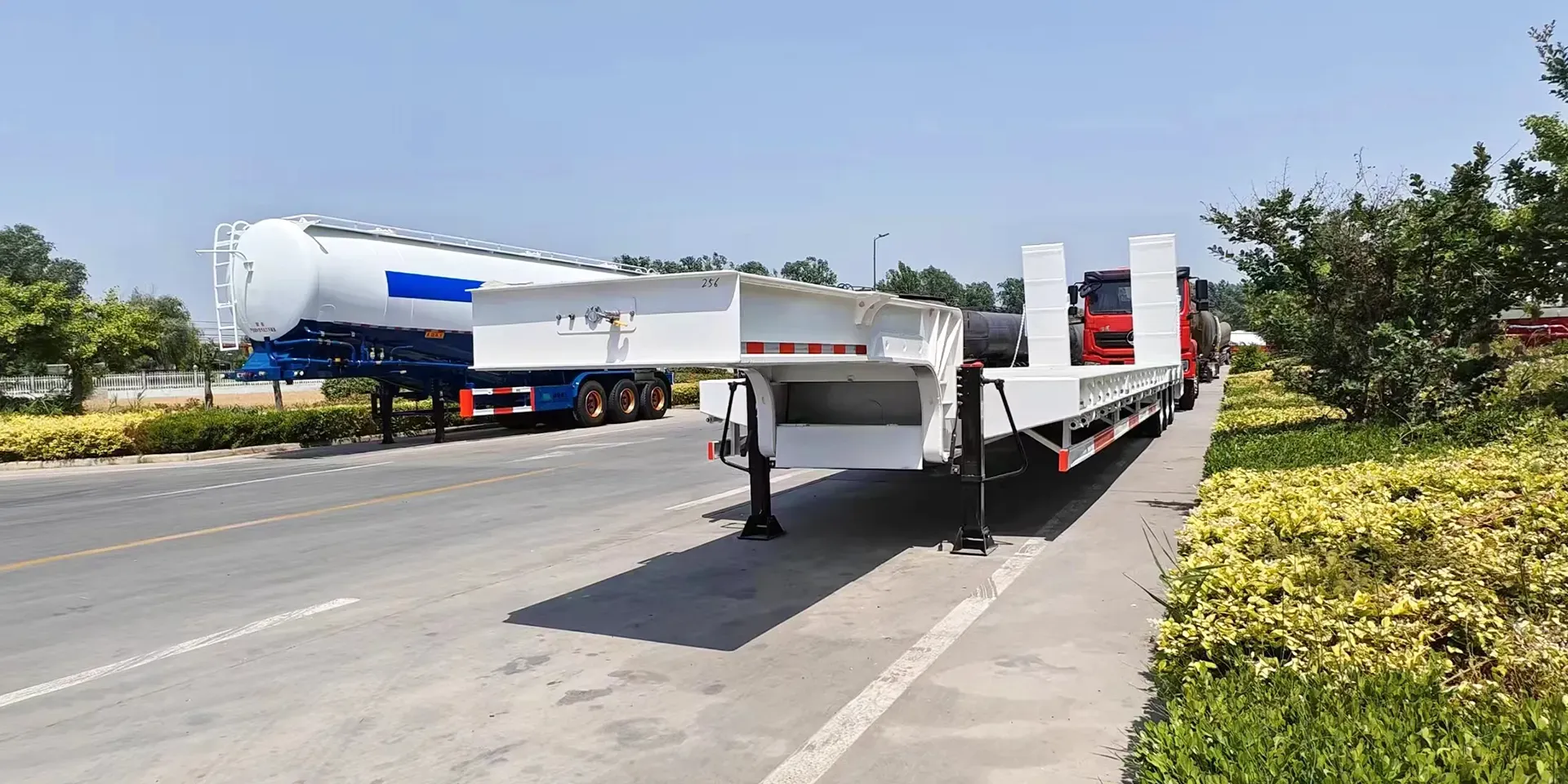 Container- und Schüttguttransport-Sattelauflieger