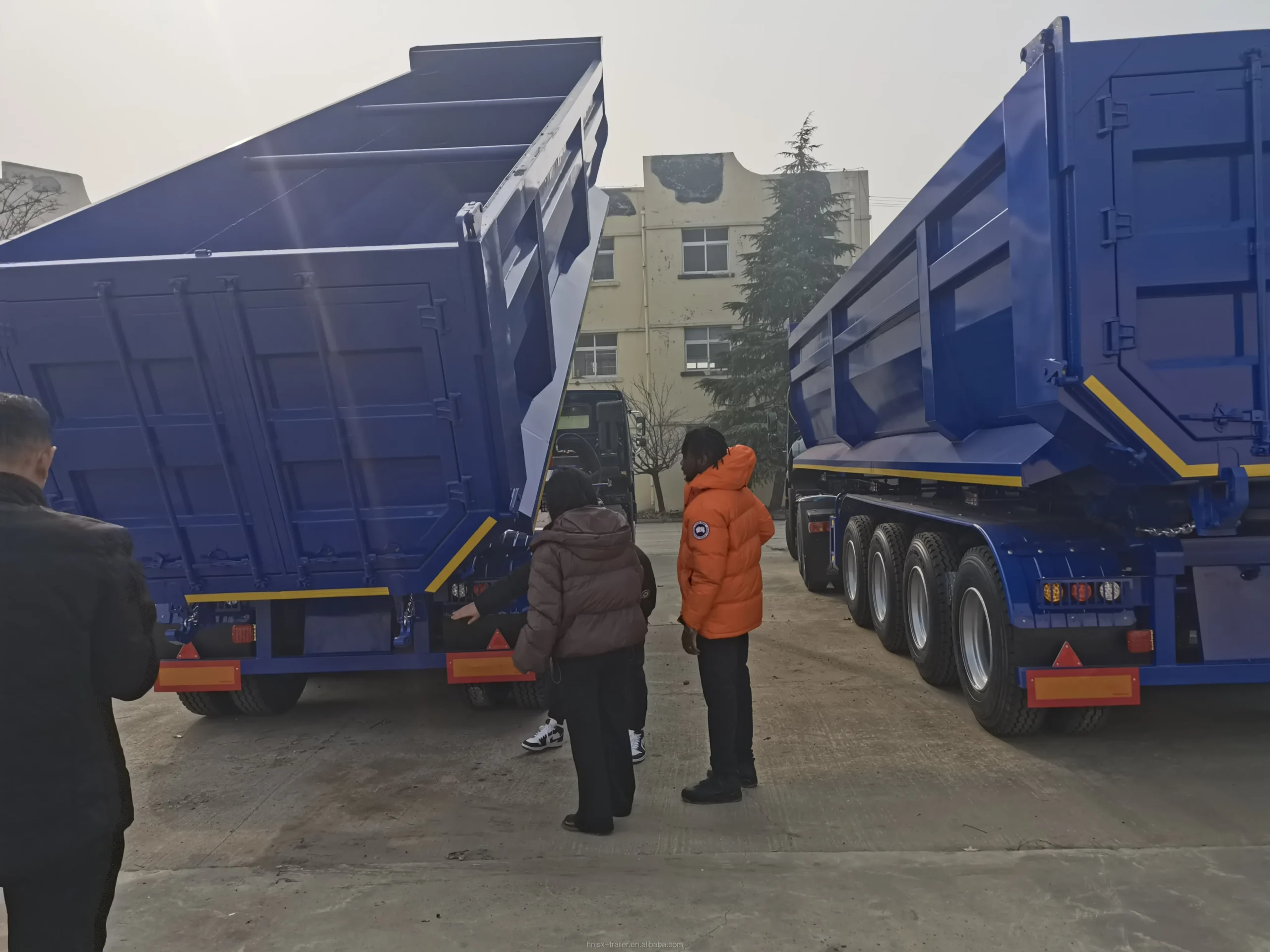 Rear gate and four-axle group of the air suspension dump trailer
