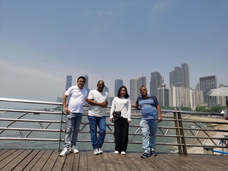 Brasilianischer Geschäftspartner zu Besuch im CHENLU-Werk
